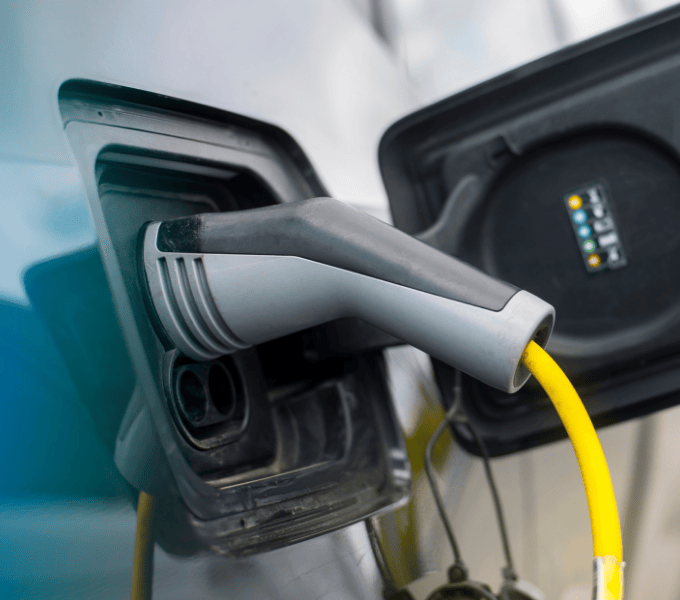 Borne IRVE à Moliets avec câble de recharge branché sur voiture électrique