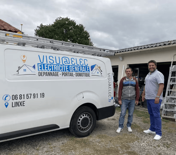 Électricien en intervention à domicile avec véhicule d’entreprise près de Dax, Hossegor et Moliets