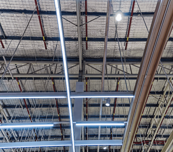 Électricité industrielle dans les Landes pour installation d’éclairage LED dans un hangar professionnel