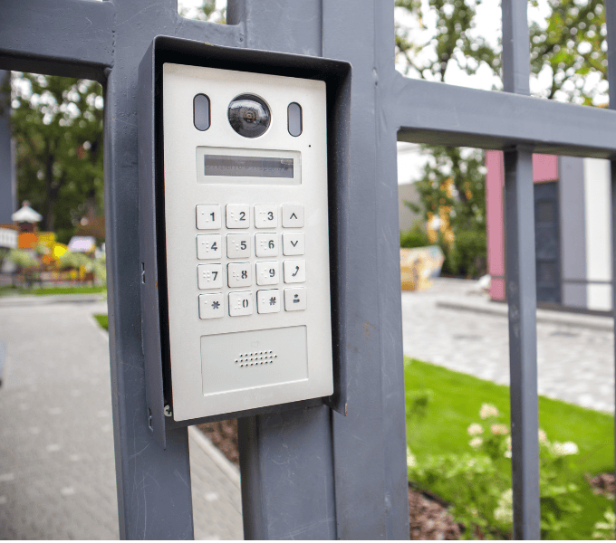 Visiophone à Dax avec platine de rue intégrée sur portail pour contrôle d’accès
