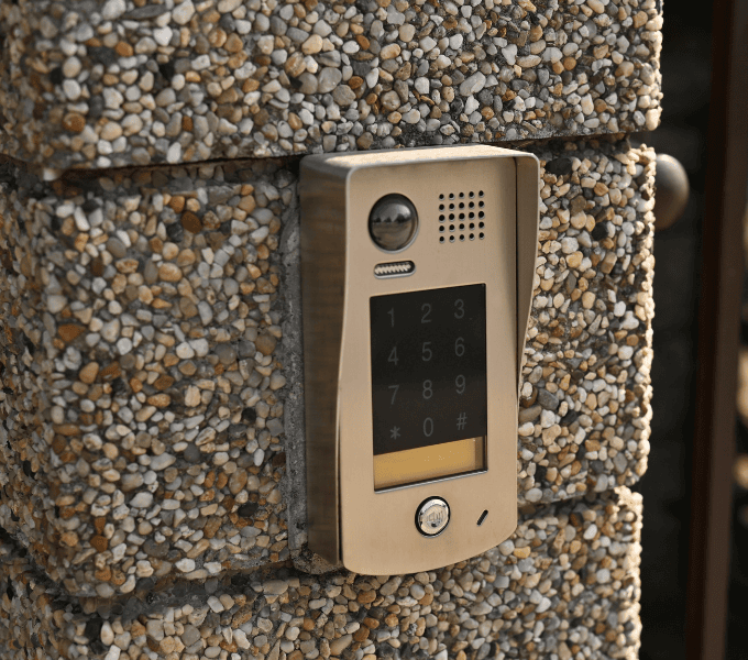 Visiophone à Moliets avec platine de rue et clavier d’accès installé en entrée de maison