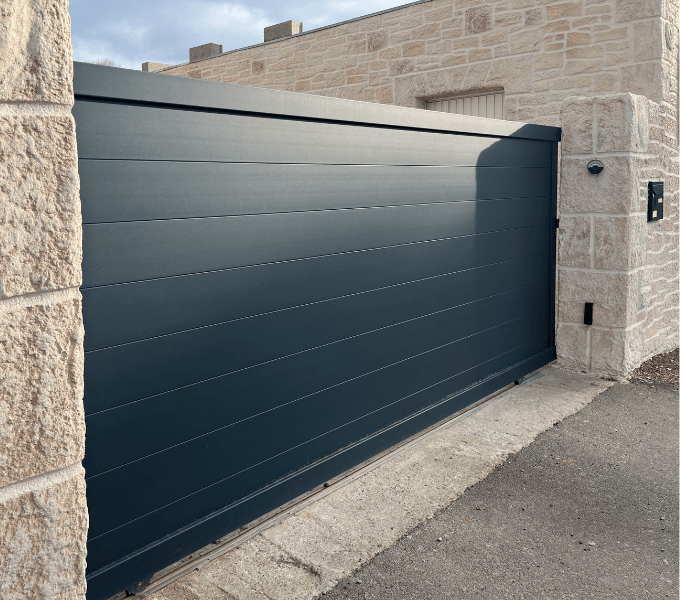 Motorisation pour portail dans les Landes avec portail coulissant aluminium automatisé